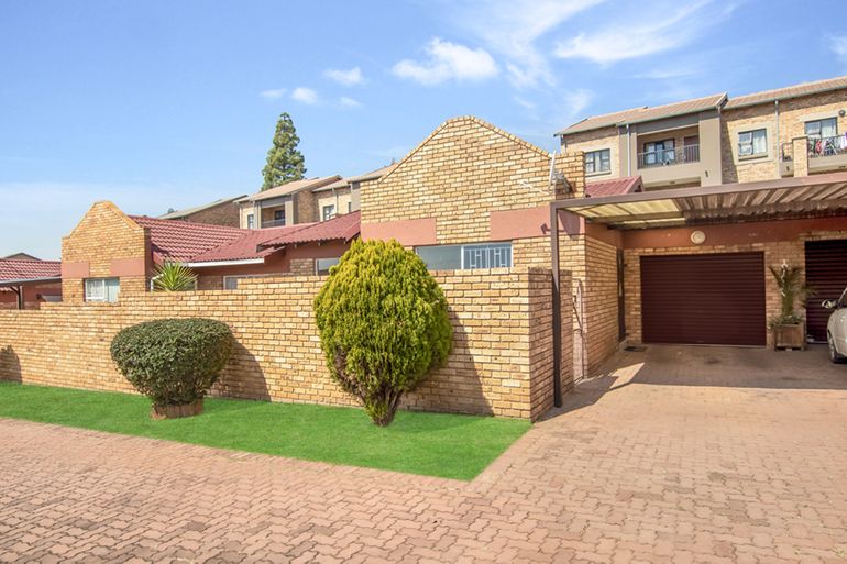 2 Bedroom Townhouse For Sale in Bergbron, Roodepoort - R750,000