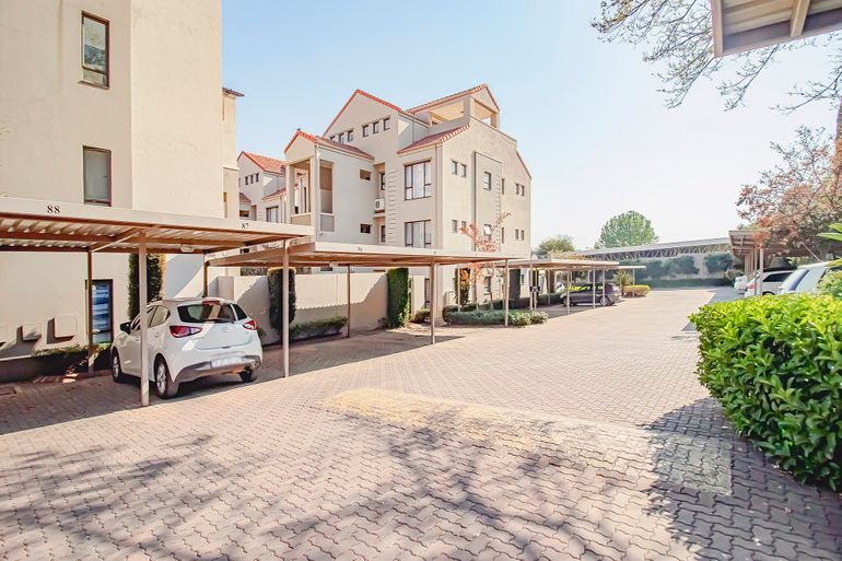 1 Bedroom Apartment / Flat For Sale in Bryanston, Sandton - R695,000
