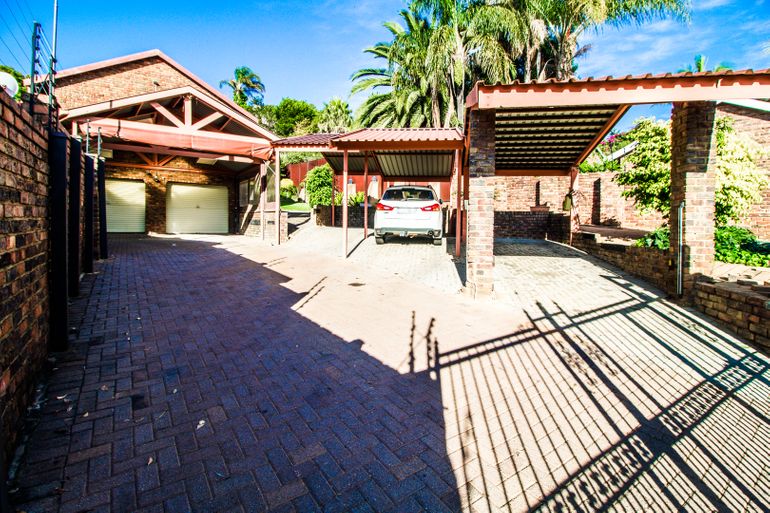 4 Bedroom House For Sale in Moreleta Park, Pretoria - R2,795,000
