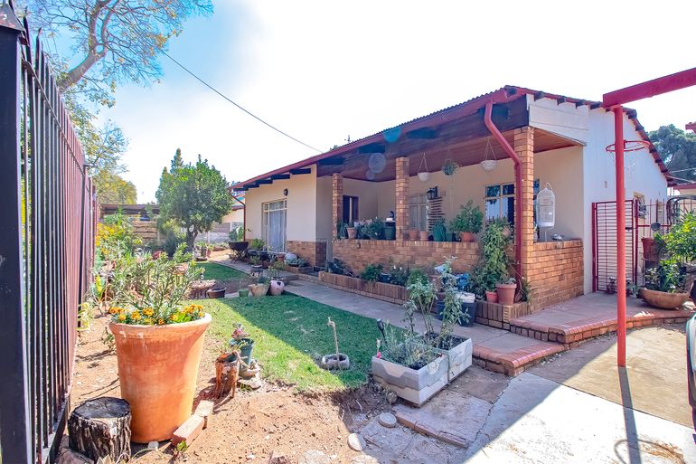 4 Bedroom House For Sale in Danville, Pretoria - R1,165,000