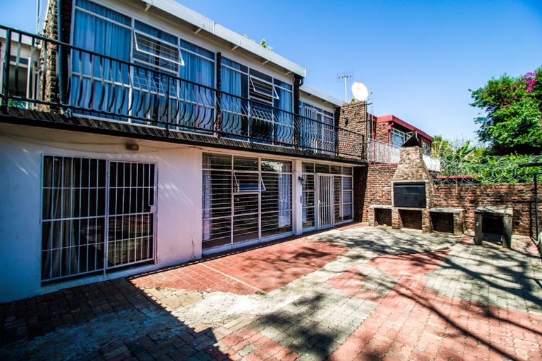 6 Bedroom House For Sale in Hatfield, Pretoria