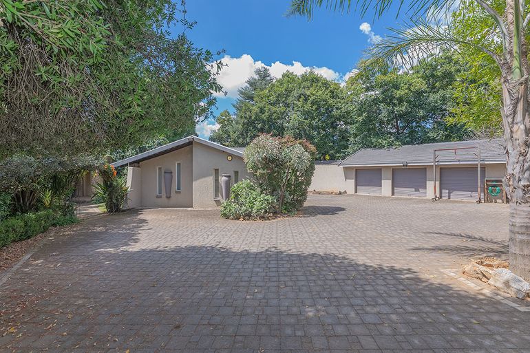 5 Bedroom House For Sale in Aston Manor, Kempton Park - R2,300,000