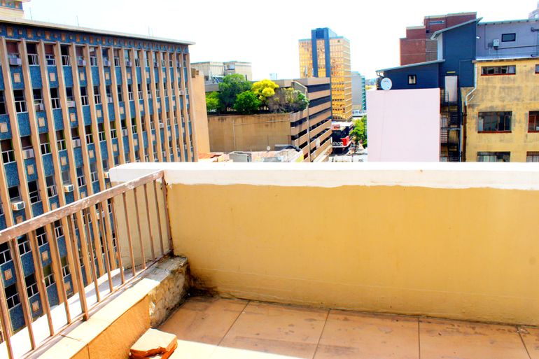 1 Bedroom Apartment / Flat For Sale in Braamfontein, Johannesburg - R399,999