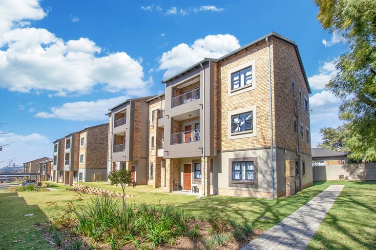 2 Bedroom Apartment / Flat For Sale in Whiteridge, Roodepoort - R850,000