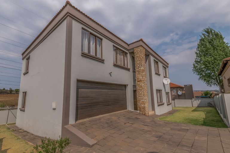 5 Bedroom House For Sale in Amberfield, Centurion