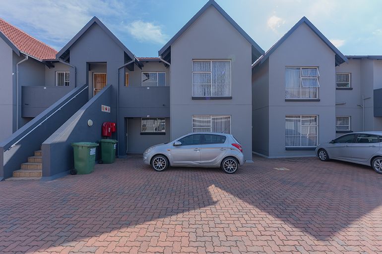 2 Bedroom Townhouse For Sale in New Redruth, Alberton - R1,020,000