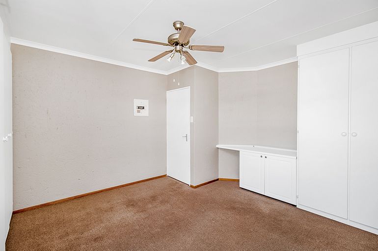 1 Bedroom Apartment / Flat For Sale in Paulshof, Sandton - R650,000
