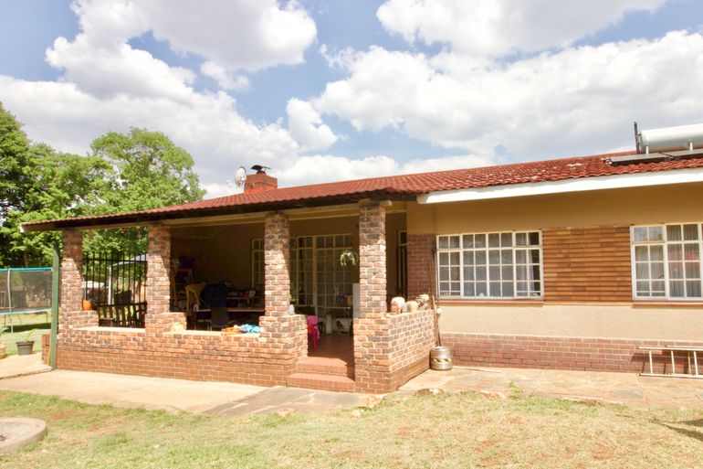 6 Bedroom House For Sale in Clubview, Centurion