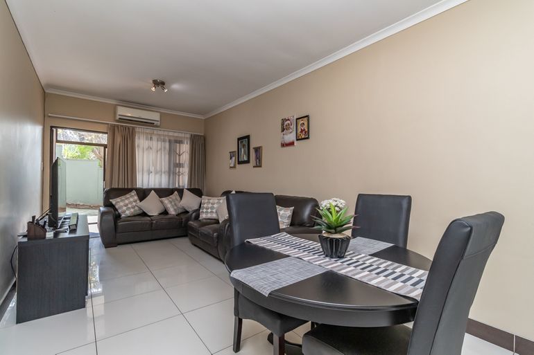 2 Bedroom Apartment / Flat For Sale in Winklespruit, Kingsburgh - R980,000