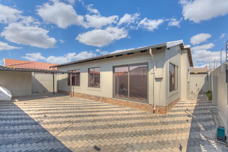 3 Bedroom House For Sale in Mofolo North, Soweto - R900,000