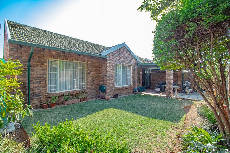 3 Bedroom Townhouse For Sale in Elardus Park, Pretoria - R1,500,000