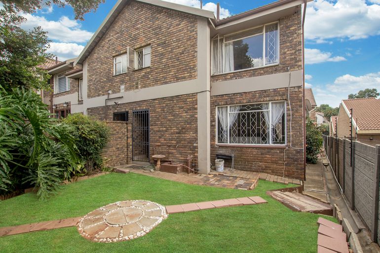 3 Bedroom Townhouse For Sale in Bergbron, Roodepoort