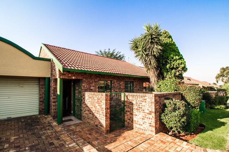 2 Bedroom Townhouse For Sale in Moreleta Park, Pretoria - R850,000