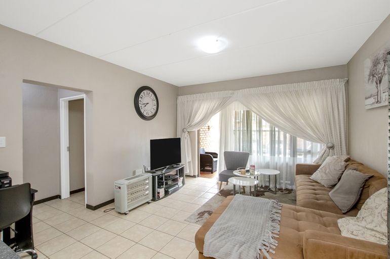 2 Bedroom Apartment / Flat For Sale in Wilgeheuwel, Roodepoort