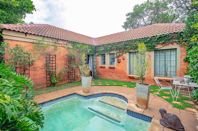 3 Bedroom House For Sale in Faerie Glen, Pretoria - R1,750,000
