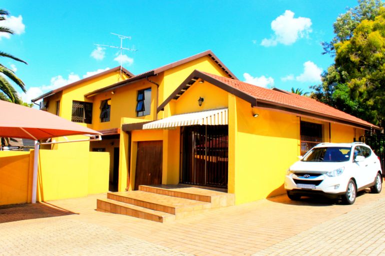 5 Bedroom Townhouse For Sale in Buccleuch, Sandton - R1,895,000