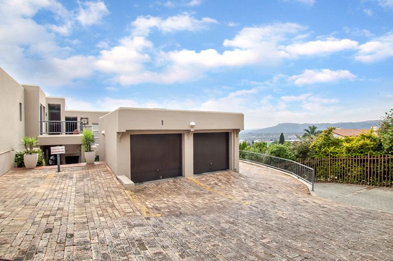 3 Bedroom Apartment / Flat For Sale in Constantia Kloof, Roodepoort - R1,150,000