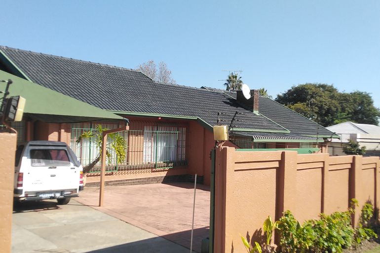 4 Bedroom House For Sale in Edenvale, Edenvale - R1,750,000