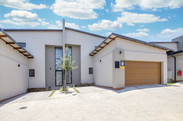 3 Bedroom Townhouse For Sale in Crowthorne Ah, Midrand - R2,990,000