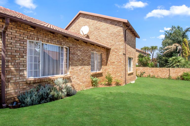 3 Bedroom Townhouse For Sale in Fairland Ext 3, Johannesburg - R1,695,000