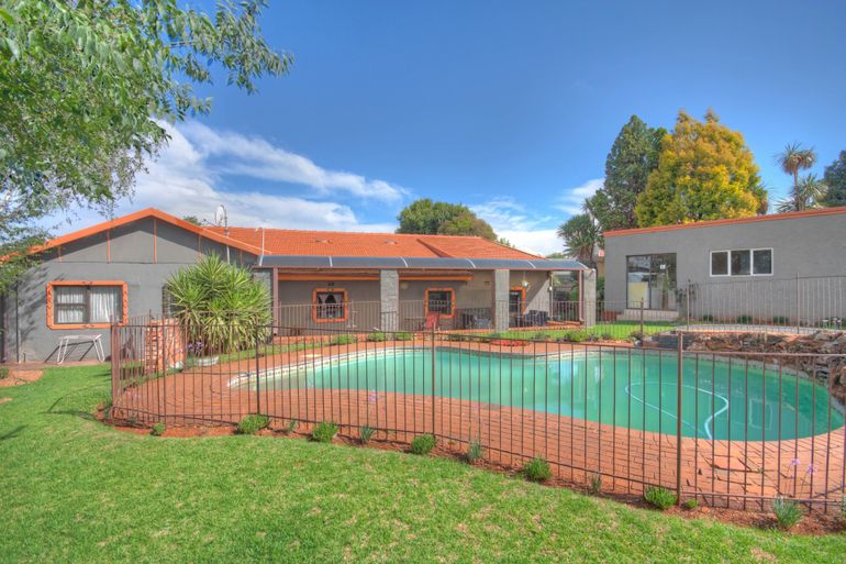 4 Bedroom House For Sale in Glenanda, Johannesburg - R2,690,000