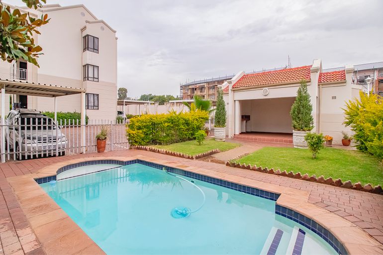 2 Bedroom Apartment / Flat For Sale in Erand Gardens, Midrand - R780,000