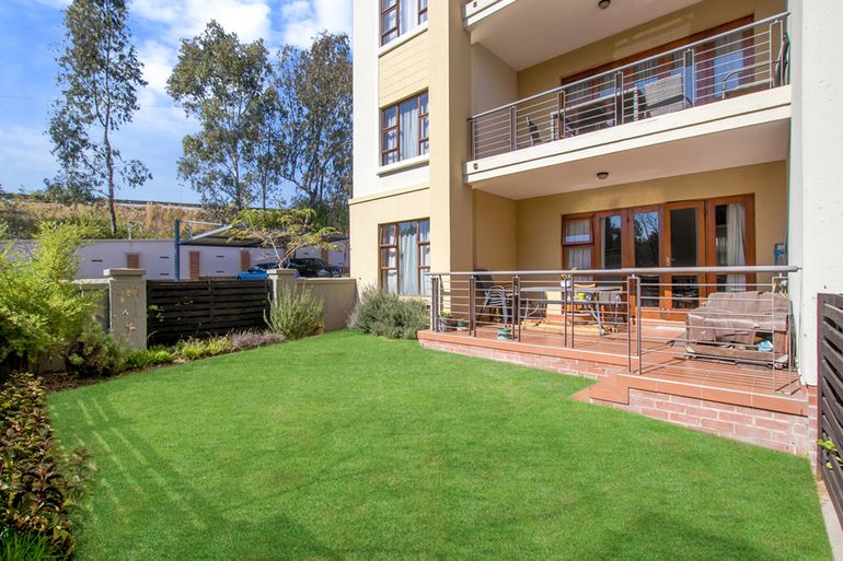 2 Bedroom Apartment / Flat For Sale in Douglasdale, Sandton - R1,000,000