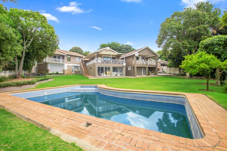 6 Bedroom House For Sale in Floracliffe, Roodepoort