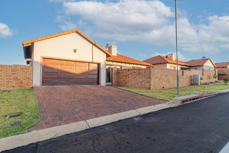 3 Bedroom House For Sale in Monavoni, Centurion - R2,150,000