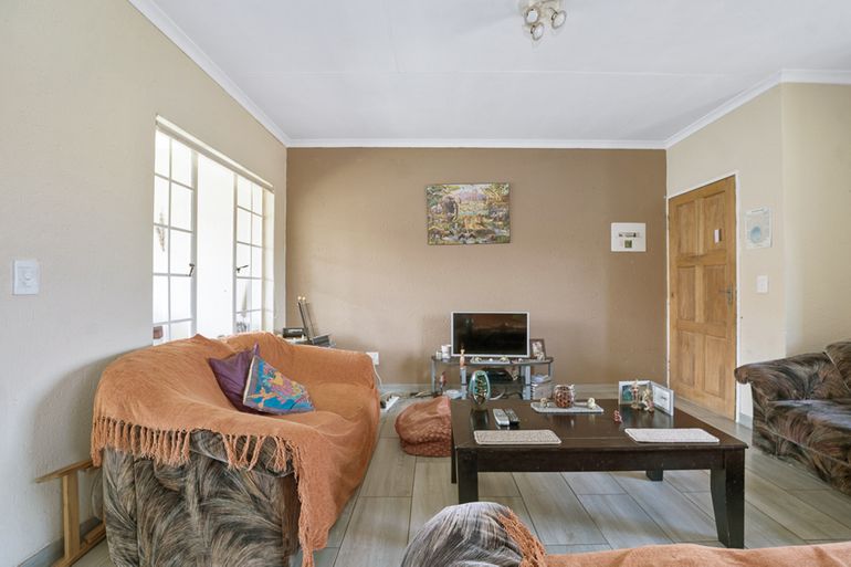 2 Bedroom Townhouse For Sale in Brentwood, Benoni - R650,000