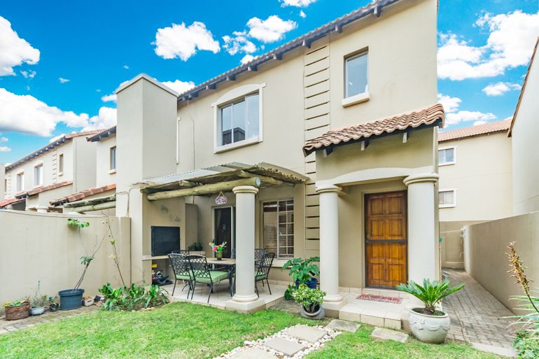 2 Bedroom Townhouse For Sale in North Riding, Randburg - R999,000
