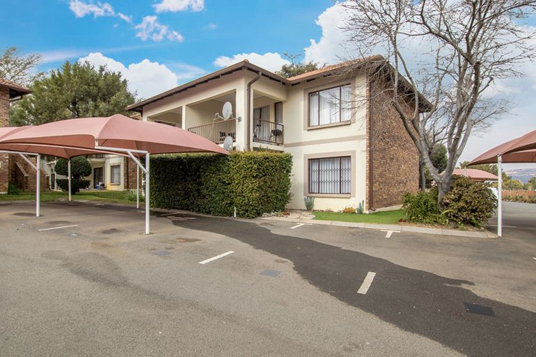 2 Bedroom Apartment / Flat For Sale in Wilgeheuwel, Roodepoort - R610,000