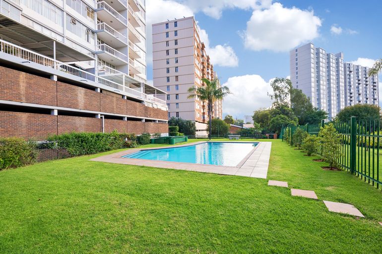 2 Bedroom Apartment / Flat For Sale in Bedford Gardens, Bedfordview - R1,150,000