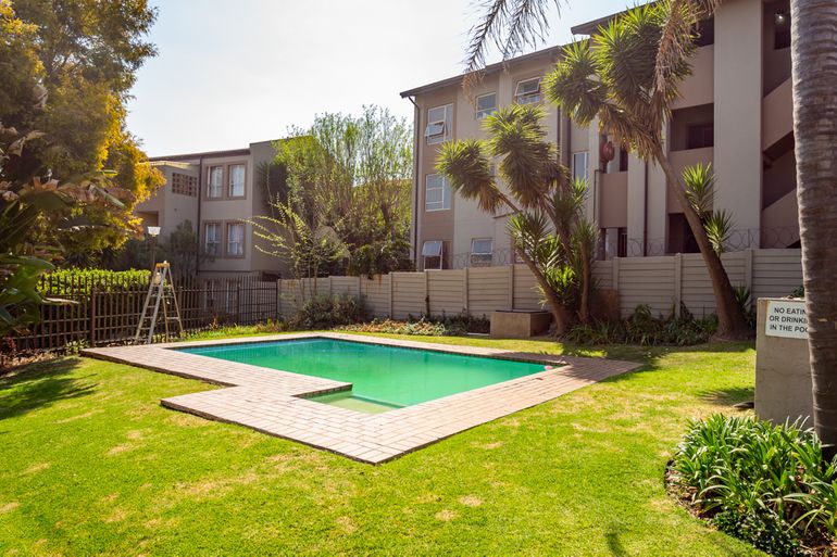 3 Bedroom Apartment / Flat For Sale in Suideroord, Johannesburg