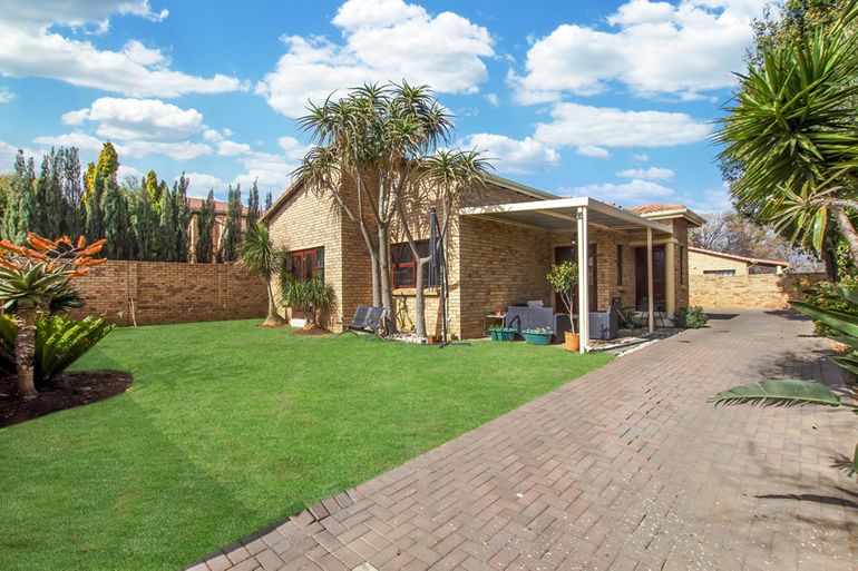 2 Bedroom House For Sale in Craigavon Ah, Sandton - R1,500,000