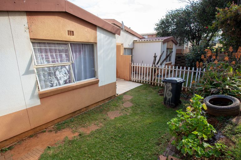 3 Bedroom Townhouse For Sale in Ridgeway, Johannesburg - R595,000