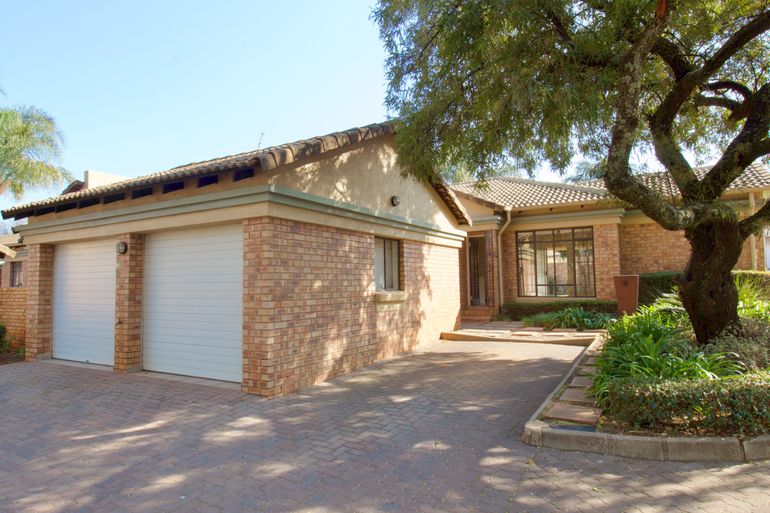 4 Bedroom Townhouse For Sale in Die Hoewes, Centurion - R1,850,000