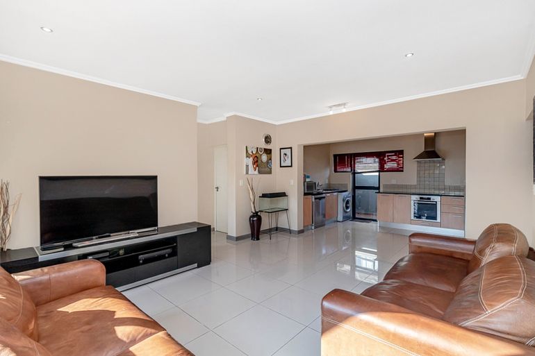 3 Bedroom Apartment / Flat For Sale in Fourways, Sandton - R1,129,000
