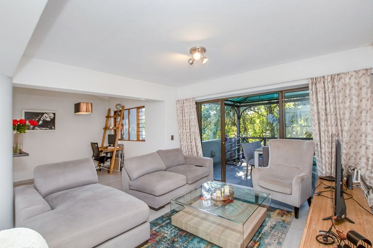 2 Bedroom Apartment / Flat For Sale in Strathavon, Sandton - R1,050,000