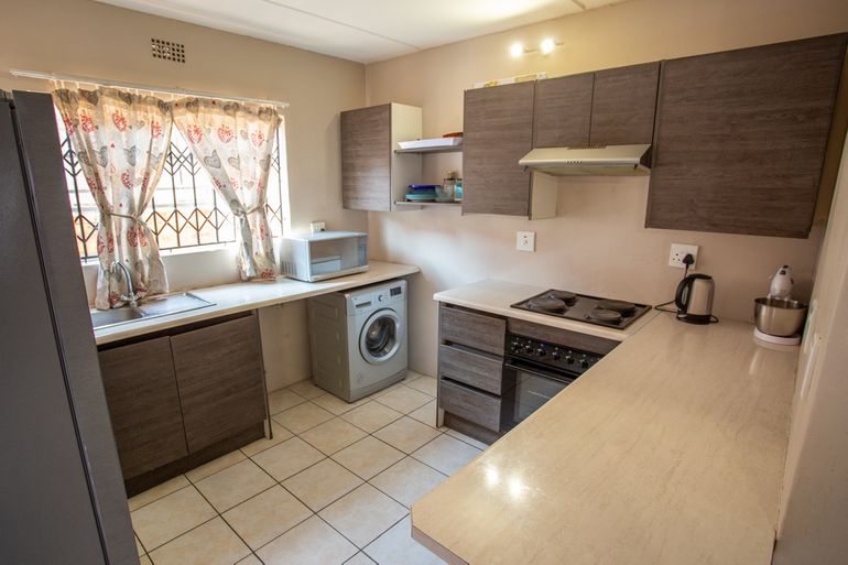 2 Bedroom Townhouse For Sale in Crystal Park, Benoni - R669,000