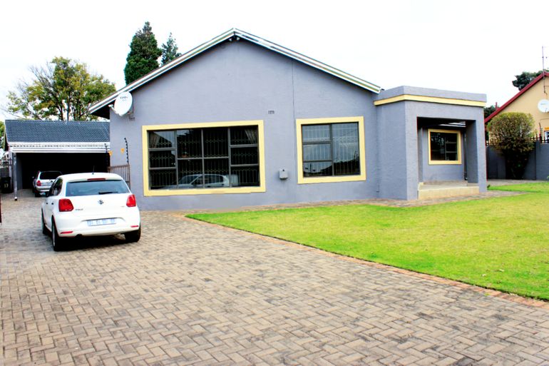 4 Bedroom House For Sale in Tulisa Park, Johannesburg - R1,750,000