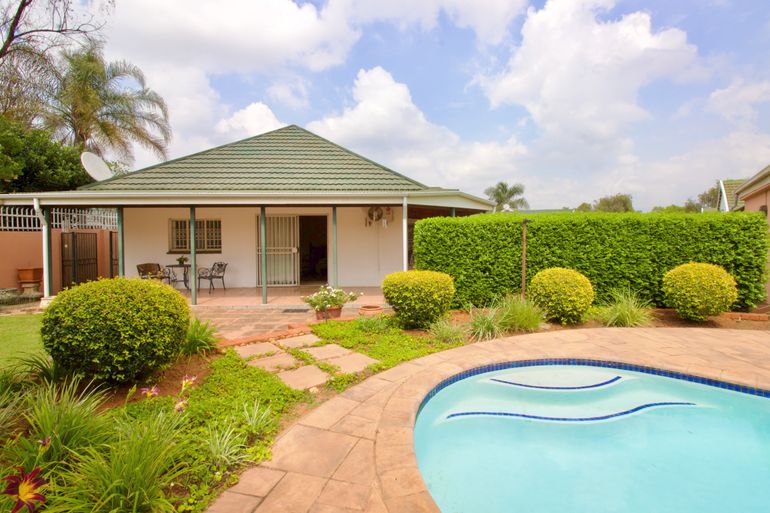3 Bedroom House For Sale in Clubview, Centurion - R2,350,000