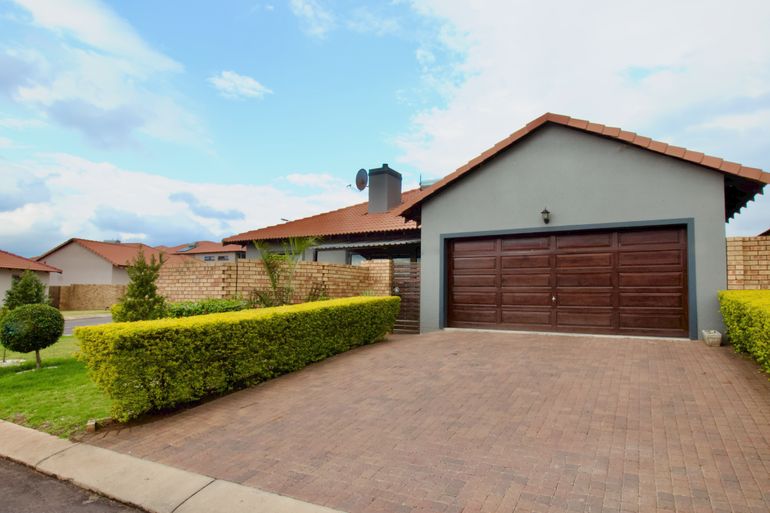 3 Bedroom House For Sale in Monavoni, Centurion - R2,200,000