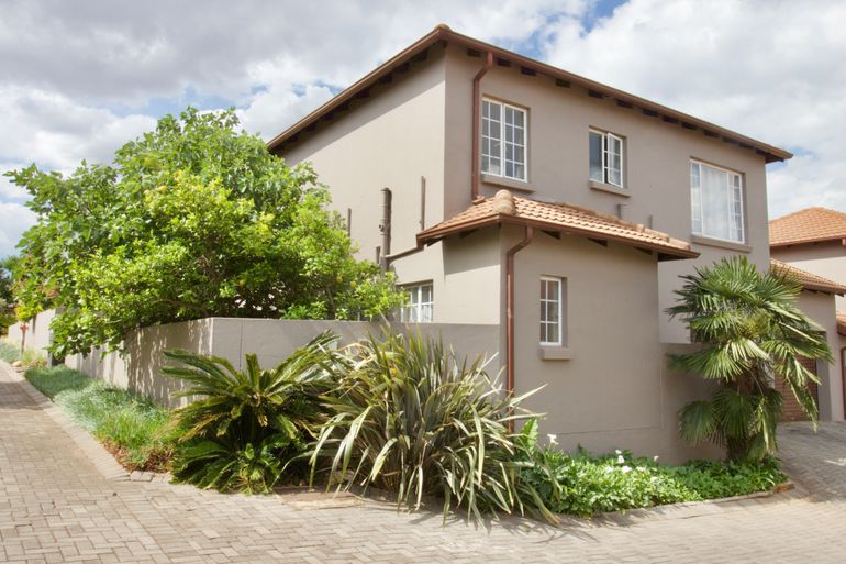 3 Bedroom Townhouse For Sale in Highveld, Centurion - R1,695,000