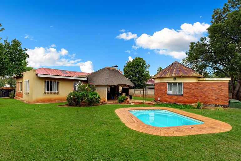 4 Bedroom House For Sale in Selection Park, Springs R915,000 Leadhome