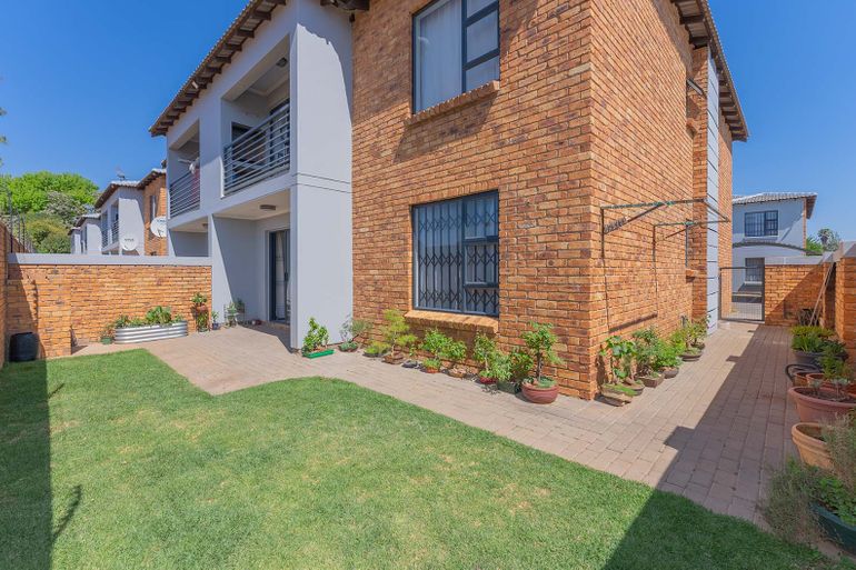 3 Bedroom Townhouse For Sale in Rynfield, Benoni - R1,110,000