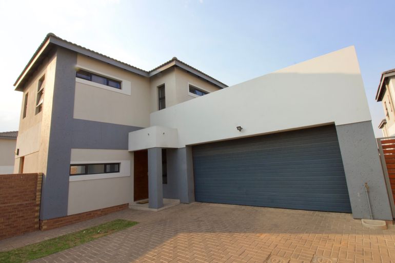 3 Bedroom House For Sale in Thatchfield, Centurion - R2,100,000
