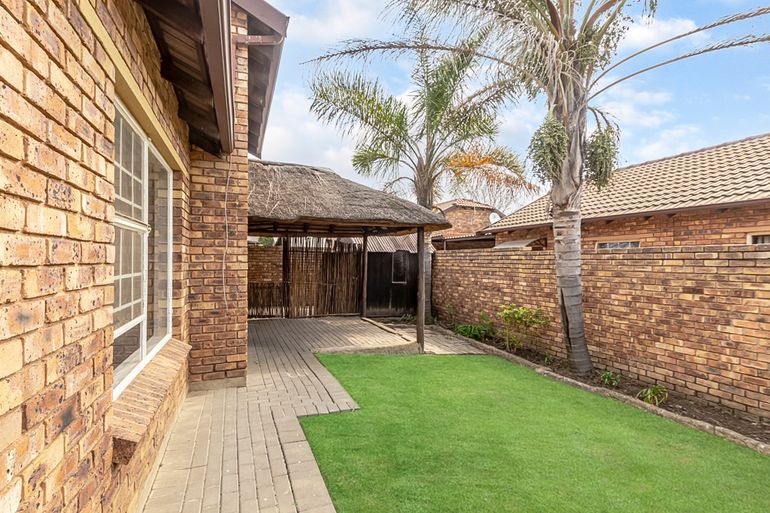 3 Bedroom Townhouse For Sale in Wilgeheuwel, Roodepoort - R940,000