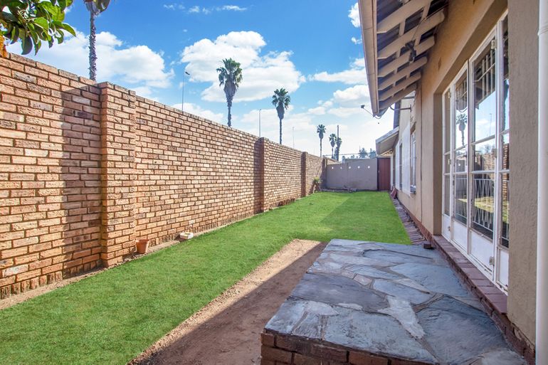 3 Bedroom House For Sale in Roodepoort North, Roodepoort - R980,000