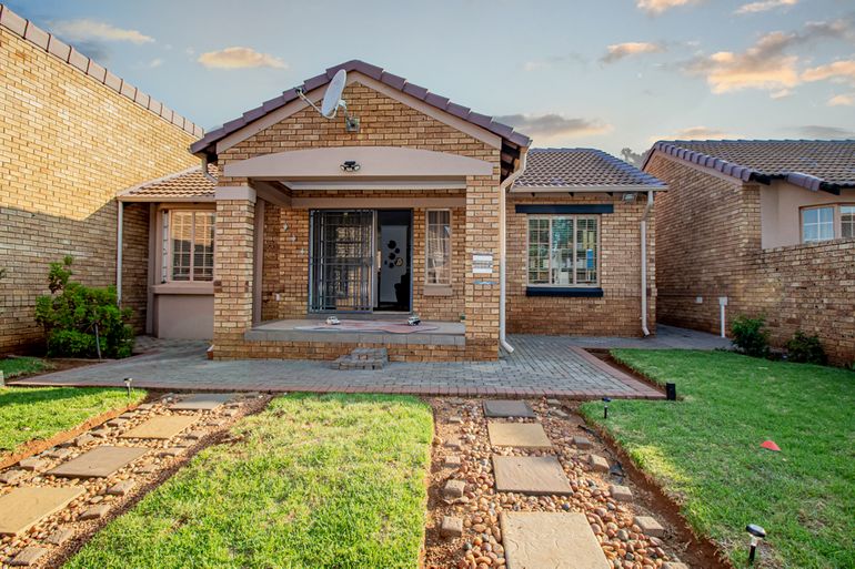 2 Bedroom Townhouse For Sale in Monavoni, Centurion